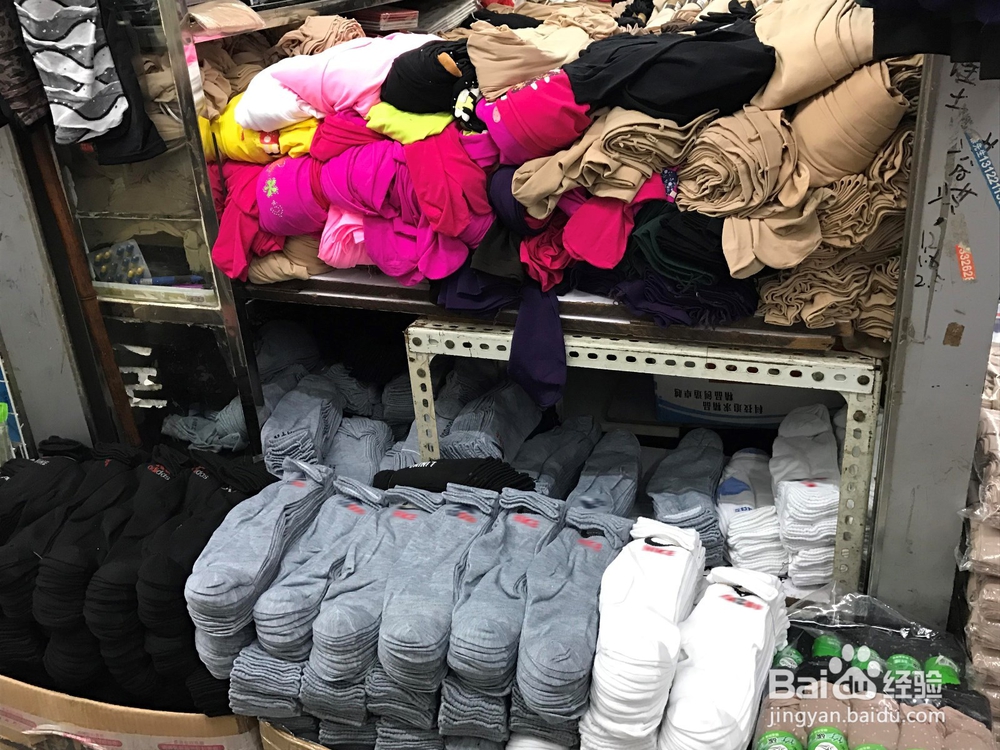 如何布置一间卖袜子的小店---店铺陈设