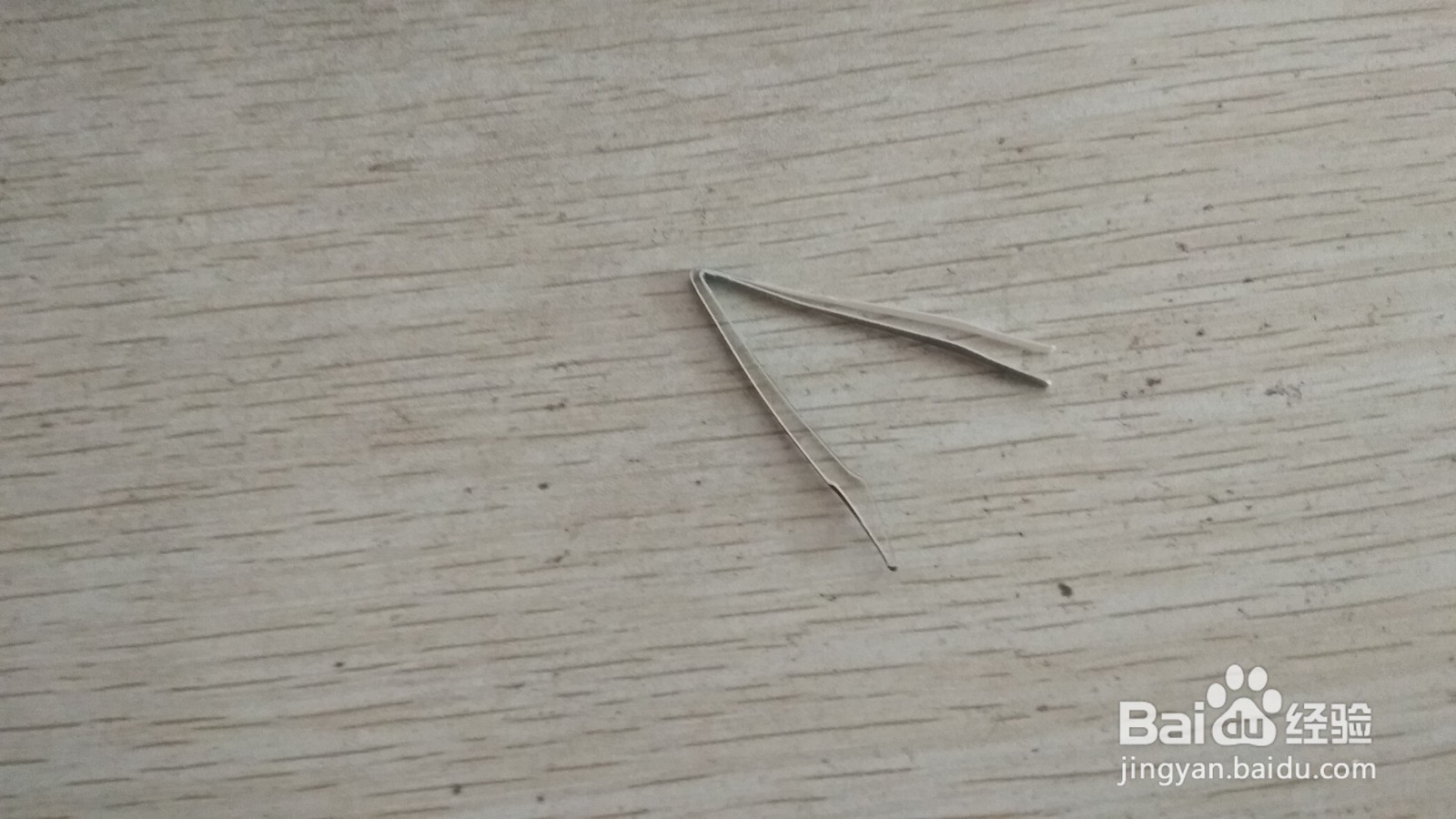 如何用一条细长的硬卡纸做简易的中性笔的支架