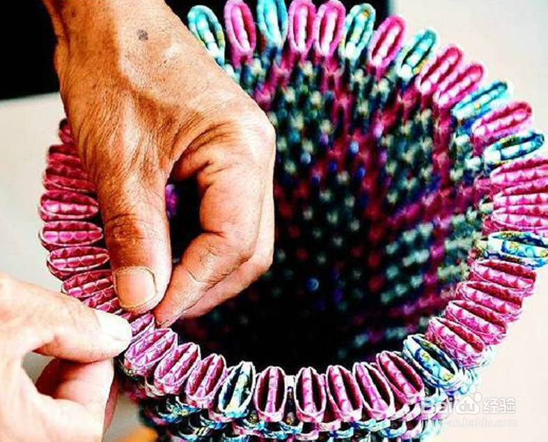 如何利用废旧扑克制作艺术花瓶?