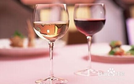 穿牛皮鞋脚后跟防磨几招