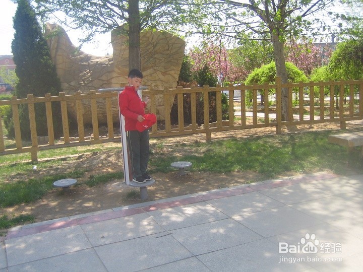 小学的学生休息是怎样玩转盘运动