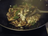 柿子椒香菇炒肉片的做法