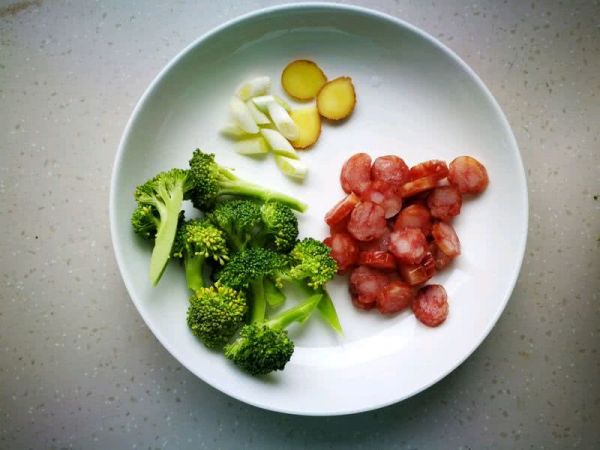 腊肠鸡腿煲仔饭