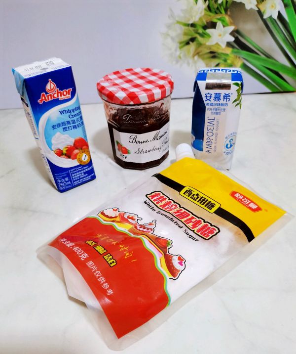 草莓酸奶冰淇淋