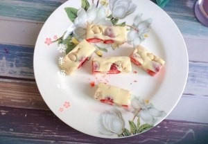 食补养生草莓牛轧糖的做法