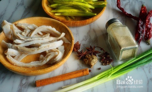 黄花菜焖猪肚的做法