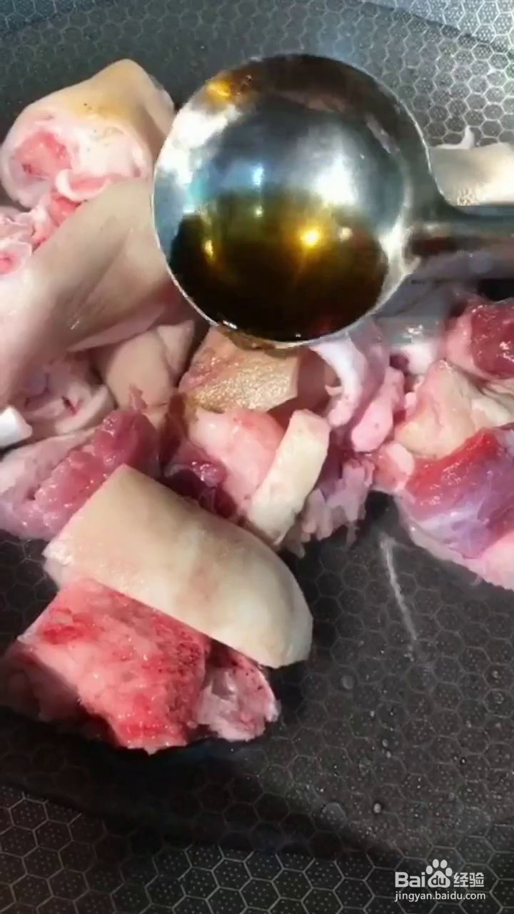 如何制作软烂入味的黄豆猪脚