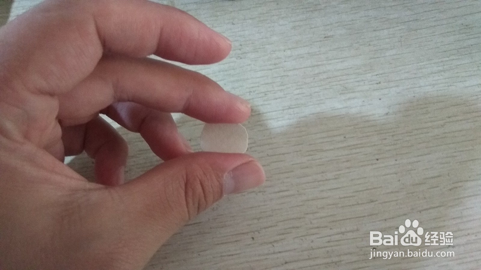 如何用数据线绑绳和圆形画纸做简易的钢笔支架