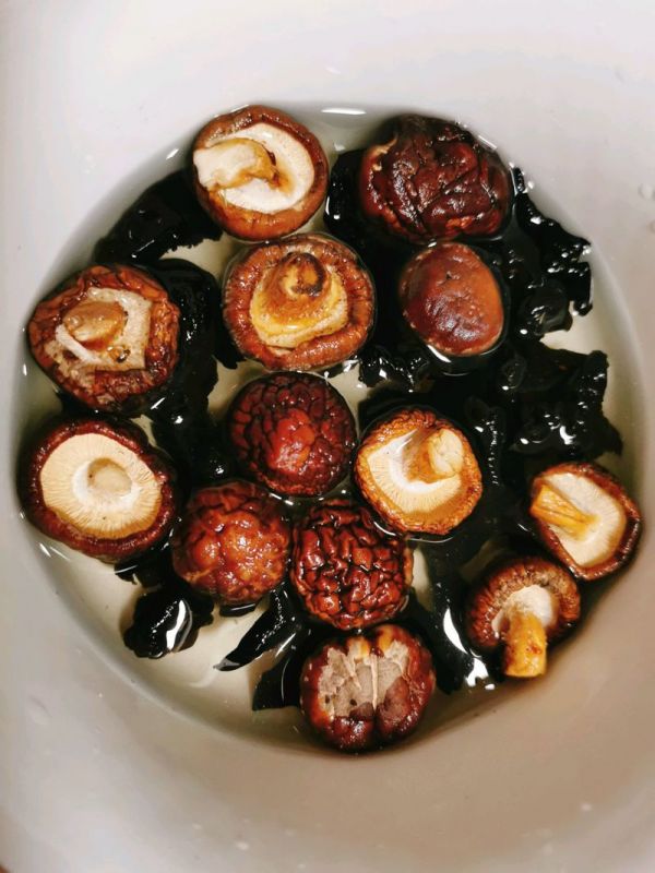 土鸡盖浇意大利面