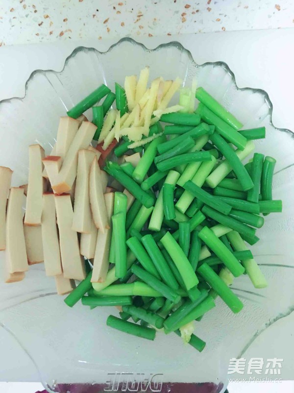 蒜苔炒素鸡的做法