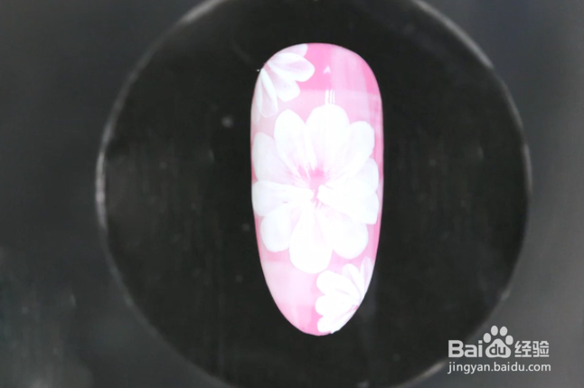 怎样做粉色格子花卉美甲？