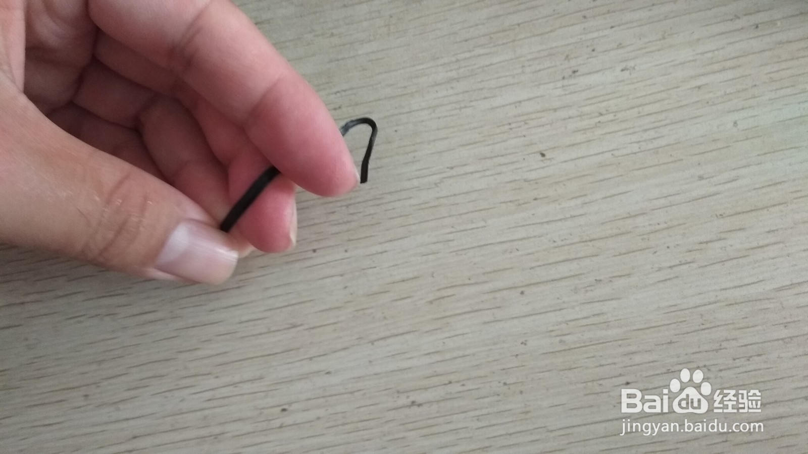 如何用一个数据线绑绳弯曲成简易的中性笔的支架