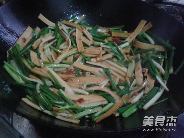 韭菜炒香干的做法