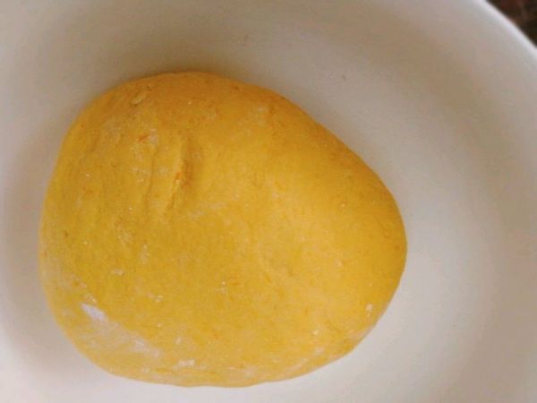 南瓜豆沙包、红枣小米粥