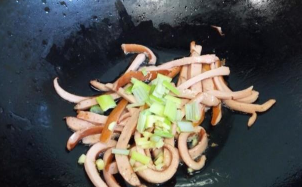 怎么做美味好吃的脆皮肠炒素鸡