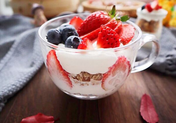 谷物酸奶早餐杯