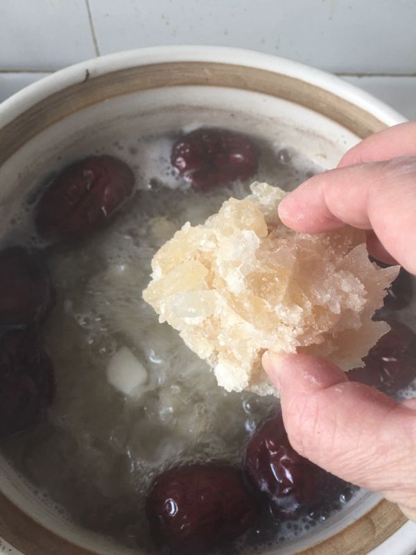 银耳莲子红枣枸杞汤
