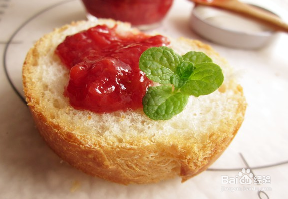 DIY草莓酸奶嫩肤面膜，快学起来