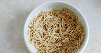 红油酸辣菇的做法