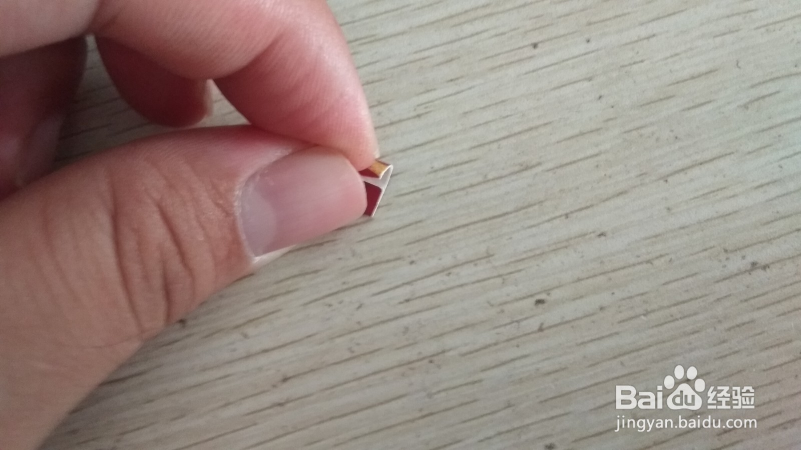 如何用一小块长方形硬卡纸做简易的钢笔的支架