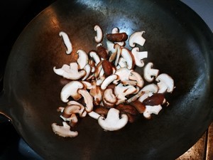 制作美味的青椒炒香菇