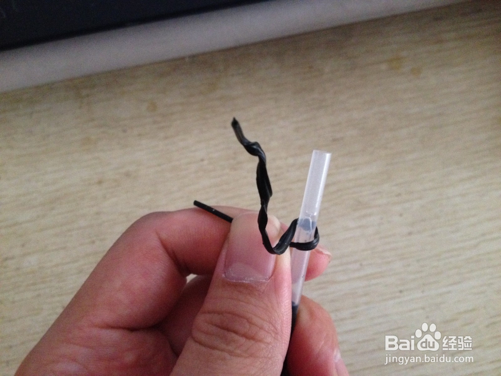 如何用数据线绑绳和中性笔芯做简易手机支架
