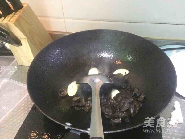 山药炒木耳的做法