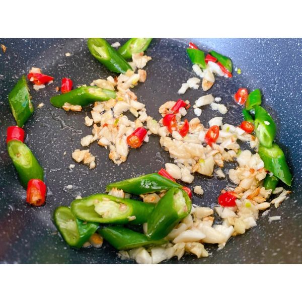 蒜香青椒炒花甲