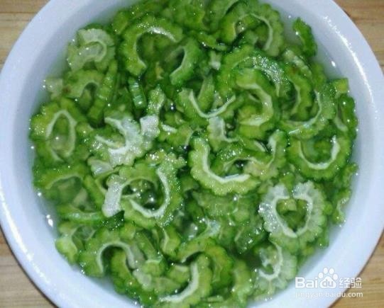 食疗菜谱1、降血糖的苦瓜炖豆腐和南瓜虾皮汤