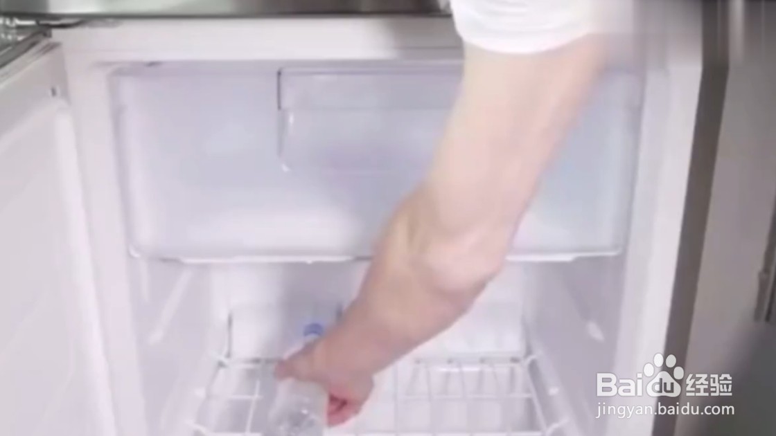如何让一瓶矿泉水瞬间结冰？