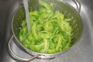 食补养生虾仁炒苦瓜的做法