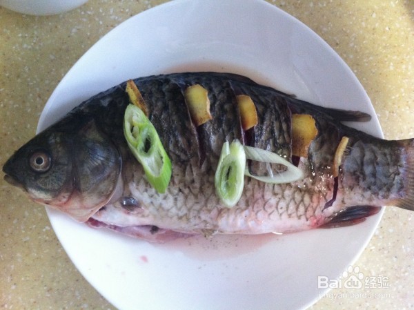 粤式清蒸鲫鱼的做法