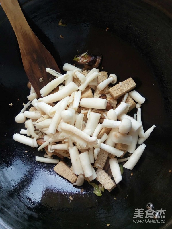 菌菇蚝油炒冻豆腐