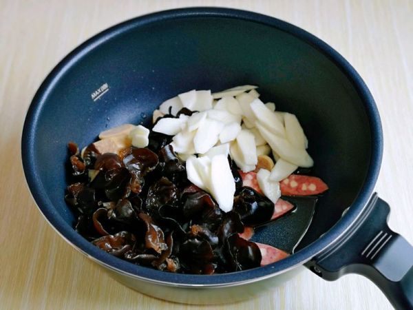 香肠木耳炒荷兰豆