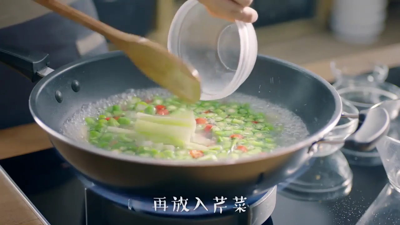 石锅生烹牛蛙怎么做