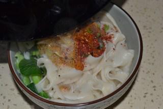 如何在家就能做一份正宗的陕西油泼扯面呢？