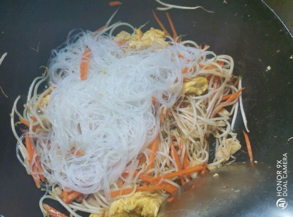 韭菜豆芽炒粉丝