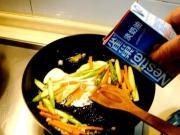 怎样自制宵夜绿酱虾球螺丝面