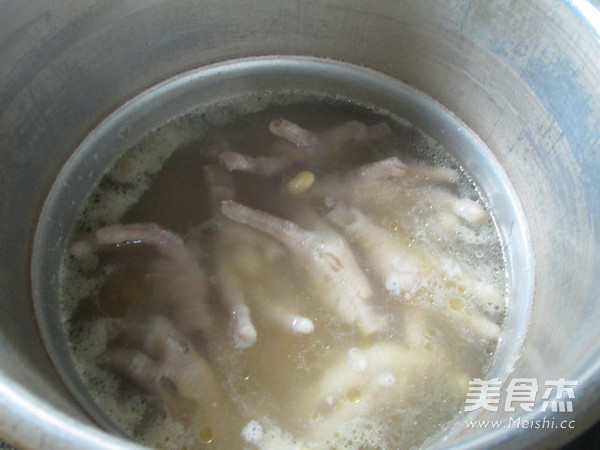 鸡爪黄豆汤的做法