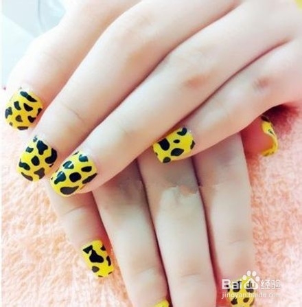 盛夏“心机”美甲 波普涂鸦风也该轮到你走红了