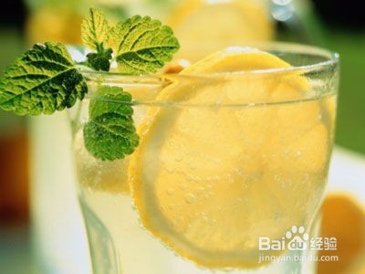 柠檬片泡水的做法