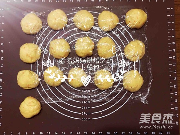 胡萝卜餐包的做法
