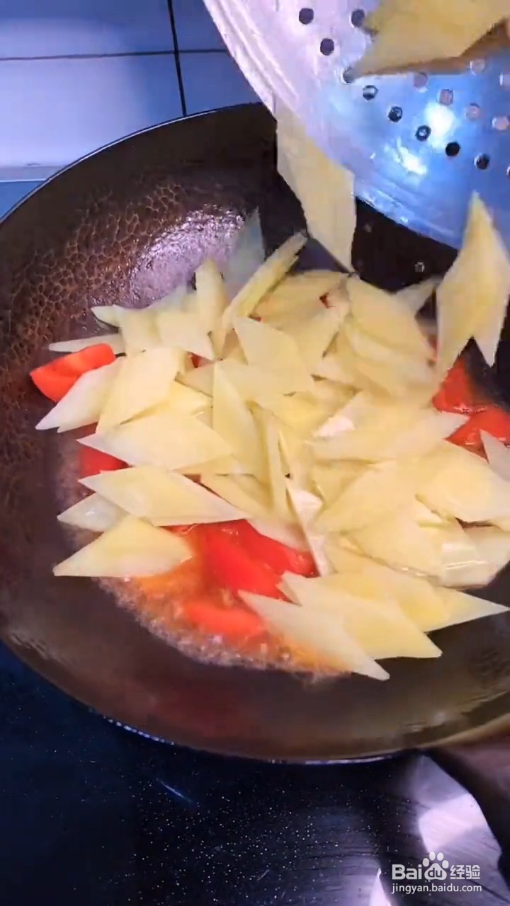 如何制作西红柿炒土豆片？