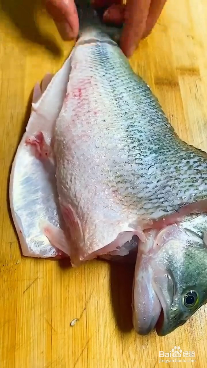 如何制作非常好吃的清蒸鲈鱼