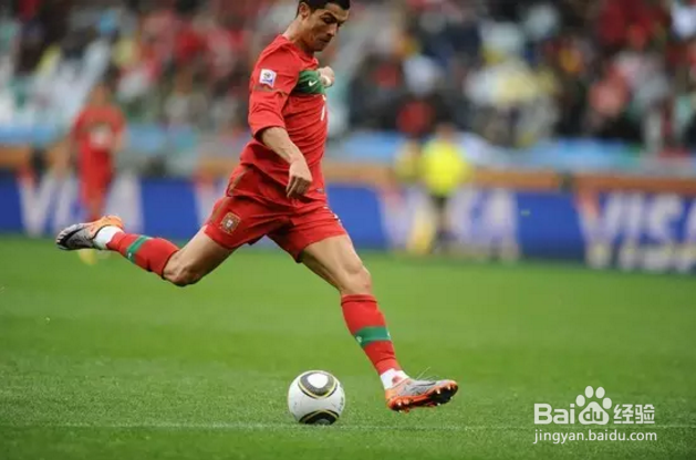 势不可挡的足球前锋的磨炼