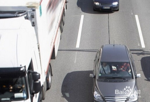 高速路上怎样跟车比较安全？