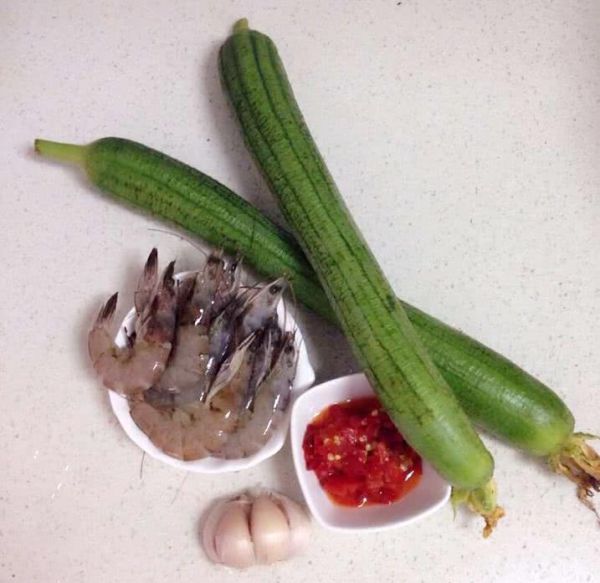 蒜茸丝瓜鲜虾盅