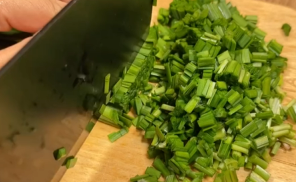 如何自制超低卡韭菜鸡蛋饼？