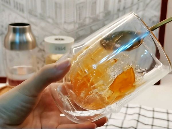 杏仁酱乌龙拿铁咖啡