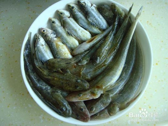 杂鱼煲的做法